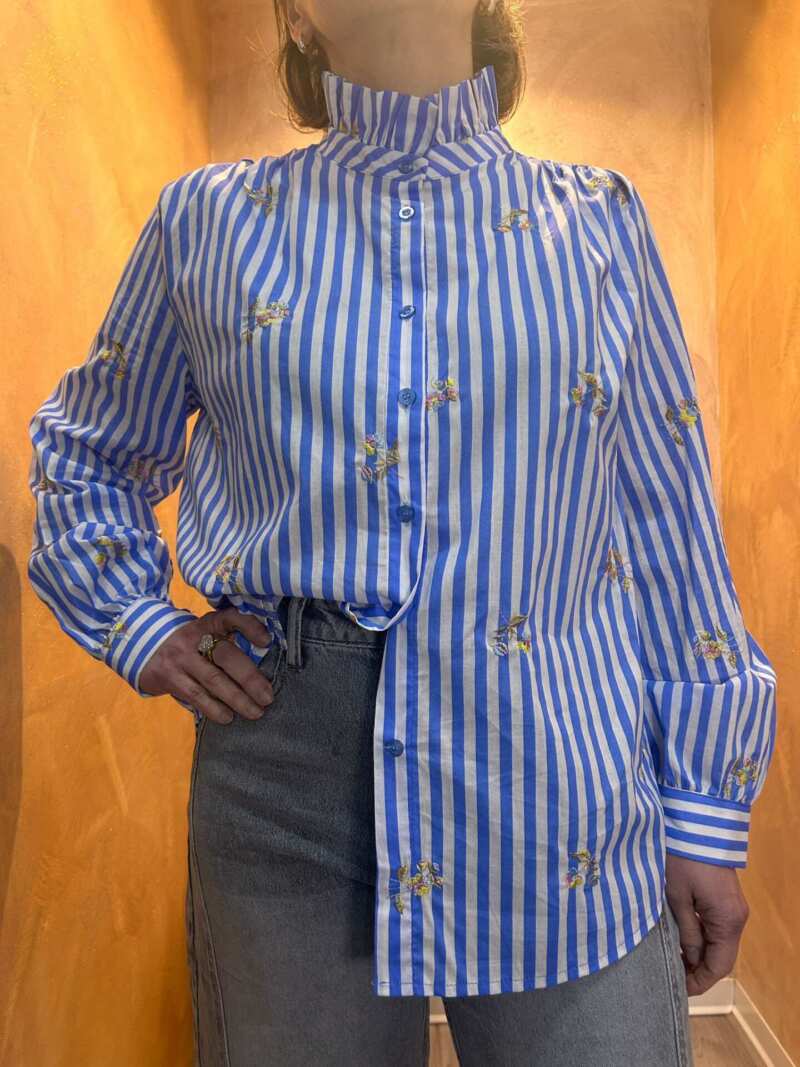 Camicia riga con fiori ricamati